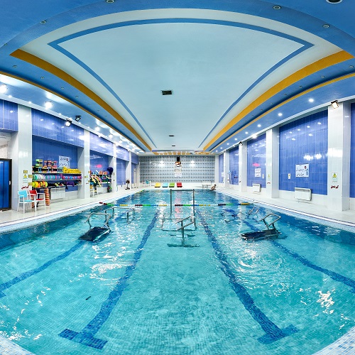 استخر مجهز به تجهیزات آبدرمانی و ورزش در آب هیدروجیم