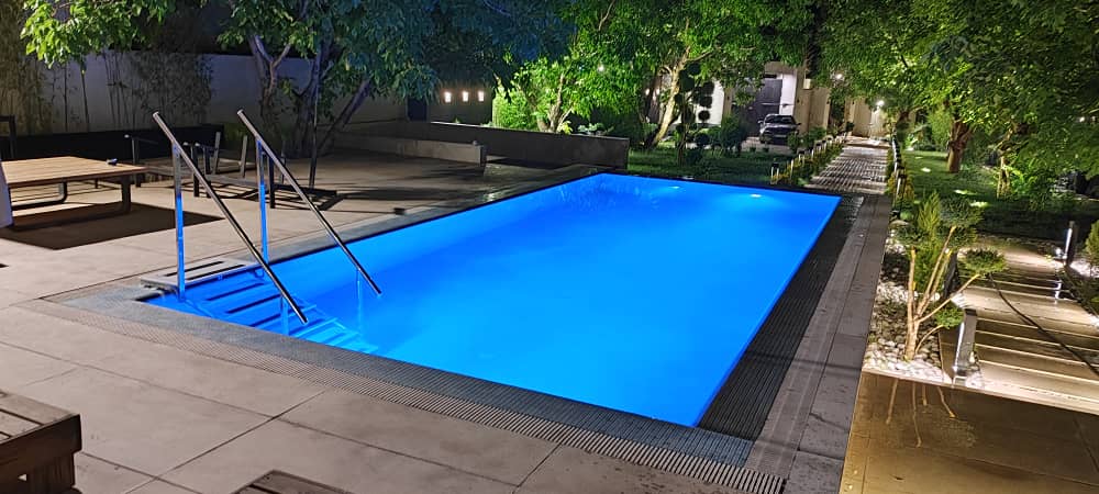 پله استخری یا نردبان استخری. کدام بهتر است؟