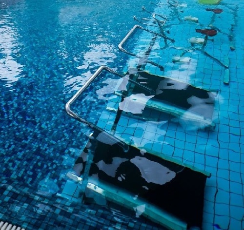 تردمیل آبی هیدروجیم مناسب برای آبدرمانی و ورزش در آب در هر استخری